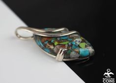 Metal: Sterling .925 SilverWeight: 6.1 gramsMeasurements: 1.6" x 0.73" (Length x Width)Markings: 925*This delightful pendant has a colorful stone collage hanging from a curvy sterling silver setting. This piece is in great condition with light wear and patina, don't let this deal get away, add it to your cart today!.......................................................*P L E A S E * S E E * P H O T O S !!! Artsy Multicolor Jewelry With Large Pendant, Multicolor Sterling Silver Pendant Jewelry, Artsy Silver Jewelry With Large Pendant, Multicolor Inlay Pendant Jewelry, Artsy Silver Pendant Jewelry, Multicolor Pendant Inlay Jewelry, Multicolor Oval Pendant Gemstone Jewelry, Multicolor Multi-stone Sterling Silver Jewelry, Multicolor Gemstone Oval Pendant Jewelry