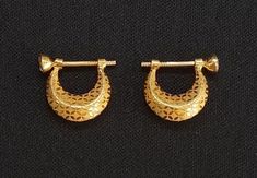 Ethnic 22kt gold hoop earring pair from rajasthan india. nice design good for jewelry collection.  Note - Please check picure carefully for more detail.  weight - 3.150 grams  size - 13.5 mm thickness - 5 mm material - 22kt yellow gold. Gents Ear Bali Gold, Mens Bali Gold Earrings, Traditional Crescent Jewelry For Festivals, Intricate Design Round Earrings For Rituals, Traditional Hoop Earrings For Festivals, Traditional Round Earrings For Puja, Traditional 22k Gold Round Chandbalis, Hoop Temple Jewelry Earrings, Traditional 22k Gold Earrings For Diwali