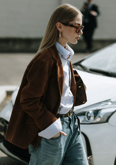 Suede Jacket Street Style, Cold Weather Chic Outfits, Timeless French Fashion, Sprezzatura Women, Americana Style Fashion, Fall Midi Skirt, Interior Design Fashion, Looks Street Style, Fall Winter 2024