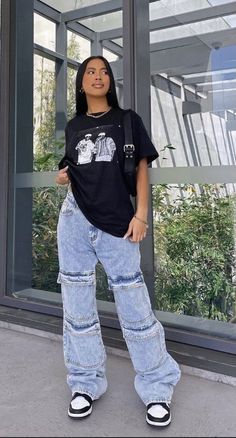 Oversize Shirt And Jeans Outfit, Baggy Jeans And Tee Outfit, Baggy Jeans Big Shirt Outfit, Blue Mum Jeans Outfits, Blue Cargo Jeans Outfit Aesthetic, Black Baggy Tshirt Outfit, Big Shirt Outfits Aesthetic, Baggy T Shirt And Jeans Outfit, Oversized Blue Jeans Outfit