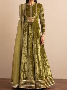 ✨Beautiful and elegant velvet anarkali suit for all size women, embellished with pearl, beads and sequens hand work long anarkali for mehendi, wedding,and party. Green velvet floor length anarkali has beautiful embroidery over the neck and sleeves, it has small motifs all over the flair with lace border at the bottom. Dupatta has zari and lace border on all four sides ✨This dress can be customise in any other colour and in all size, please contact us regarding any changes if you want.We will mak Anarkali Gown Floor Length, Lengha Dress, Velvet Anarkali, Velvet Suit Design, Dress For Plus Size, Mehendi Outfit, Outfit Suit, Velvet Dress Designs, Suit Ideas