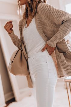 Cozy Ways to Wear White Jeans in Winter Wearing White Jeans, White Jeans Winter, Mode Tips, White Jeans Outfit, Beige Vest, Paris Mode, Mode Inspiration, Work Outfits