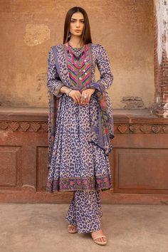 Printed Shalwar Kameez, Daily Dresses, Lawn Dresses, Comfortable Dresses, Gown With Dupatta, Casual Formal Dresses, Afghan Fashion, Desi Fashion Casual, Summer Lawn