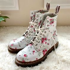 Doc Marten Dr Martens Rare 1460 Portland Rose Floral Pink Print White Leather Lace Up Ankle Combat Boots Us 7 Rare 1460 Portland Rose Combat Boots In White Smooth Leather With Delicate Pink Rose Floral Print Style 11821 As Seen On Ariana Grande Euc Excellent Like New Condition! Just A Hint Of Pink Color Bleed On Laces No Original Box Womens Us 7 Tags: Ariana Grande Favorite Cottagecore Bohemian British Red Roses Flowers Romantic Chunky Soles Htf Hard To Find Like New Nwob Vintage 90’s Balletcore Ankle Combat Boots, Moto Boots, Doc Martens, Pink Print, Leather And Lace, Smooth Leather, White Leather, Pink Color, Fashion Prints