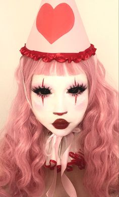 Cute Halloween Clown Costume, Heart Face Clown Makeup, Hollowin Makeup, Cute Creepy Clown Makeup, Clown Make Up Cute, Cool Makeup Looks Creative Full Face, Clown Custome, Cute Creepy Clown