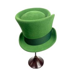 Green top hat made with wool felt. Measurements in centimeters are 31 x 25. Crown height 15. Brim length 5.5. These measurements may have some slight variation depending on the size of the hat. All our felt hats have a 100% natural rayon inner lining (non-synthetic). CUSTOM HAT OPTIONS: 1- You can choose between a grosgrain ribbon inside or a real leather inner sweatband. 2- For this hat I use a bottle color grosgrain ribbon trimming. However, you can choose your favorite color from my grosgrain color chart. Changing the color of the trimming produces a special and different effect on the hat. Just write a brief note when you place the order and I will do so. 3-In this ad the hat is APPLE. If you want another color from my felt color chart, please write me a short note of the color you wan Green Brimmed Felt Hat For Winter, Fitted Top Hat With Curved Brim For Costume, Classic Green Hat Bands For Winter, Fitted Green Felt Hat For Winter, Classic Green Fedora With Short Brim, Classic Green Winter Hat, Classic Green Felt Hat With Flat Brim, Green Short Brim Felt Hat For Kentucky Derby, Green Curved Brim Felt Hat For Winter