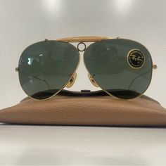 Vintage Late 1970’s, Early 1980’s Ray-Ban Shooting Aviator Sunglasses. Made In The Usa. 1/30 10k Gold Frame. Impact And Scratch Resistant Glass Lenses. Frame Arms Are Designed To Wrap Around Your Ears To Help Keep The Frame In The Correct Position On Your Face. Nos. Unisex. Salesman Sample. Excellent Condition. Never Used. No Scratches. Any Imperfections Are Due To Retail Handling. Includes Vintage Leather Protective Case. Ray Ban Aviator, Frame Arms, Man Ray, Ray Ban Aviators, Colored Sunglasses, Aviator Sunglasses, 10k Gold, Vintage Accessories, Vintage Leather