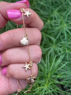 Gorgeous shiny Dangling Sea Shell Anklet  Gold layered, Great Quality  Keep dry, away from chemical for lasting high polish shine Sea Shells Jewelry, Star Anklet, Surf Jewelry, Beachy Jewelry, Preppy Jewelry, Pretty Jewelry Necklaces, Jewelry Accessories Ideas, Hand Jewelry, Jewelry Lookbook