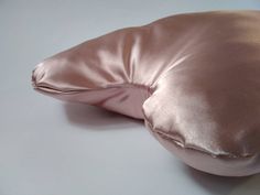 ✨This Anti-wrinkle pillow is designed for side sleepers with allergy problems that would love an anti-aging product that doesn't force them into sleeping in any other position except their favorite one. Fantastic design in three different colors will ensure you a comfortable sleep, beautiful face skin every day, and aesthetic value. Beauty Pillow helps you get the most out of your moisturizers by reducing facial contact and reducing asymmetries for frequent side sleepers and back sleepers. ✨The Anti Wrinkle Pillow, Anti Aging Pillow, Beauty Pillow, Facial Tissues, Foam Shapes, Satin Pillow, Side Sleeper Pillow, Neck And Back Pain, Beauty Sleep