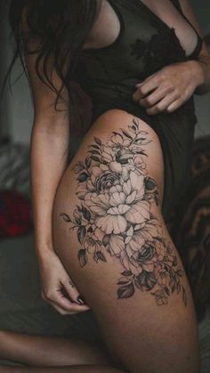 Tattoo Bein Frau, Flower Hip Tattoos, Side Thigh Tattoos, Floral Thigh Tattoos, Flower Thigh Tattoos, Hip Thigh Tattoos, Hip Tattoos Women, Leg Tattoos Women, Thigh Tattoos Women