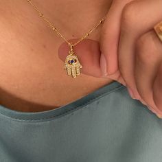 Evil Eye Hamsa, Pretty Jewelry Necklaces, Hamsa Charm, Hamsa Pendant, Hamsa Necklace, Gold Girl, Jewelry Accessories Ideas, Classy Jewelry, Eye Pendant