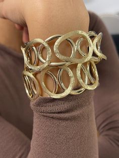 𝓦𝓮𝓵𝓬𝓸𝓶𝓮 𝓽𝓸 𝓛𝓲𝓸𝓷𝓱𝓮𝓪𝓻𝓽 𝓳𝓮𝔀𝓮𝓵𝓻𝔂 𝓢𝓱𝓸𝓹 ♥ Our Gorgeous and Fancy Statement Cuff Bracelets, with High Polished and Satin Finish Round or oblong Links, Crafted in 14K Italian Gold. These beauties are statement pieces. Bangles are made to order in measurements listed with a link security lobster clasp. Comes in 2 Variations. Style 1: Oblong Link Cuff Measurements: 24 mm Width Style 2: Round Link Cuff Measurements: 27.5 mm Width 𝓘𝓽𝓮𝓶 𝓓𝓮𝓽𝓪𝓲𝓵𝓼 ♥ Made to Order ♥ Arrive Elegant Metal Open Cuff Bracelets, Elegant Open Cuff Metal Bracelet, Elegant Evening Cuff Bracelets, Elegant Cuff Bracelets For Party, Yellow Gold Cuff Jewelry For Party, Gold Open Cuff Bracelets For Party, Luxury Cuff Bangle Bracelet For Party, Open Cuff Bracelet For Party, Luxury Cuff Bracelet For Parties