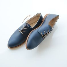 An amazing oxford shoe made of high-quality leather with a 1.6cm/0.6'' heel. This oxford shoe will fit all seasons and can be used as a casual or fancy accessory. There are also available in the below colors: https://www.etsy.com/listing/475199066/oxford-leather-comfort-soft-shoes Please note that all of our items are made to order and will take 1-4 business days to be made. ▶▶ Sizing ◀◀ Fits in true size. An easy way to know your correct shoe size: Place your feet on a piece of paper and draw t Oxford Shoes Women, Leather Shoes Women Flats, Minimal Shoes, Fancy Accessories, Oxford Shoe, Grey Flats, Shoes Photo, Oxford Shoes Men, Office Shoes