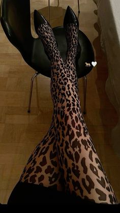 Leopard Print Aesthetic, Trend Moodboard, Leopard Aesthetic, Brunette Bombshell, Fashion Airport, Leopard Fashion, Patterned Tights, Fall Fits, Mode Streetwear