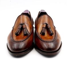 Exclusively designed for fashionable men, these Patina Brown Tassels with a slip-on closure will make you look outstanding during the spring and autumn. The handmade loafers have a round toe shape and are made from the executive-looking full-grain leather material. They are customized casual shoes that have an adorable solid pattern.

Specifications
Department Name: Adult
Item Type: casual shoes
Lining Material: Genuine Leather
Outsole Material: Genuine Leather
Insole Material: Full Grain Leathe Fashionable Men, Shoe Technology, Bespoke Shoes, Clean Shoes, Classic Shoes, Spring And Autumn, Buy Shoes, Handmade Shoes, Suede Shoes