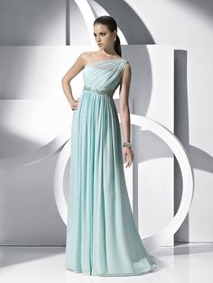 Pronovias vestidos de fiesta 2012: http://www.trendencias.com/vestidos/pronovias-vestidos-de-fiesta-2012-quiero-ir-en-color-pastel Mode Glamour, Blue Evening Gowns, Blue Evening Dresses, Beaded Chiffon, فستان سهرة, Gown Prom, Chiffon Prom Dress, Evening Dresses Prom