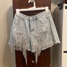 Never Worn-Luisa Tassel Denim Shorts-M Trajes Country, Stretchy Jean Shorts, Denim Crafts Diy, Boyfriend Jean Shorts, Mom Jeans Shorts, Denim Crafts, White Denim Shorts, Jeans For Short Women, Distressed Denim Jeans