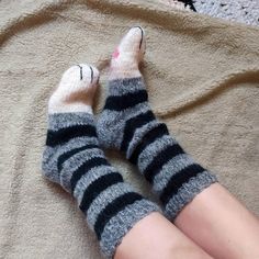 Кошка лапа Носки животных лапа Рука трикотажные носки стороны | Etsy Cozy Handmade Socks For Stocking Stuffers, Cute Winter Socks With Cat Design, Cute Cat Design Socks For Winter, Cute Cat Design Winter Socks, Handmade Yarn Socks For Winter, Cat Paw Socks, Paw Socks, Paw Hand, Paws Socks