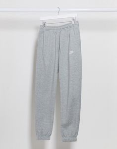 Jogger par Nike Cet article n'est pas inclus dans les promos Ceinture élastiquée avec cordon de serrage intérieur Poches latérales Logo virgule brodé Poche arrière unique Chevilles ajustées Coupe décontractée Coupe ample, classique à la taille Nike Cuffed Sweatpants Women, Jogging Nike, Air Max 90s, Cuffed Sweatpants, Men Loungewear, Cute Nike Outfits, Grey Sweats