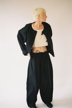 Many Rhizomes Puffy Pleated Pants in Black Big Trousers Outfit, Baggy Cotton Pants, Black And White Fits, Andro Fashion, Baby Keem, Japanese Pants, Work From Home Outfit, Big Pants, Canvas Pants