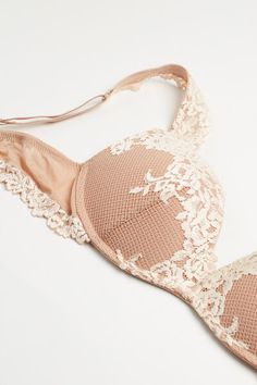 Gioia super push-up non-wired bra. The front is made of lace and the back is made of plumetis tulle with a lace ruffle. Adjustable straps covered in satin. Feminine Nursing Bra With Lace Closure, Feminine Lace Nursing Bra With Lace Closure, Lace Push-up Bra With Lace Closure, Fitted Lace Nursing Bra With Delicate Lace, Fitted Bra With Lace Trim And Sweetheart Neckline, Underbust Bra With Lace Closure, Lace Underbust Bra With Lace Closure, Fitted Bra With Lace Closure And Sweetheart Neckline, Beige Lace Bra Comfortable