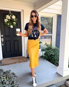 Yellow Silk Skirt Outfit, Yellow Silk Skirt, Yellow Long Skirt Outfit, Yellow Satin Skirt Outfit, Mustard Yellow Skirt Outfit, Yellow Skirt Outfit Ideas, Yellow Midi Skirt Outfit, Satin Skirt Street Style, Mustard Skirt Outfit