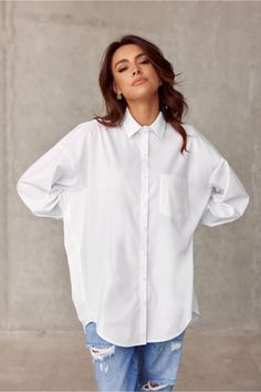 The women's shirt features an oversized cut that will hide any imperfections. Its shorter front and longer back add a wonderful asymmetrical character. The shirt is made of high-quality fabric, which will allow it to last a long time. It is further enhanced with an aesthetic collar, cuffs and front button closure. Buttons in the color of the product. The rich range of colors will delight everyone. The product is manufactured and sewn in Poland. Cotton 32 % Spandex 3 % Polyester 65 % Blusas Satin