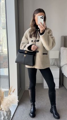 Rome Outfits, Parisian Wardrobe, Winter Coat Short, Smart Casual Women, Basic Leggings, Smart Outfit, Teddy Coat