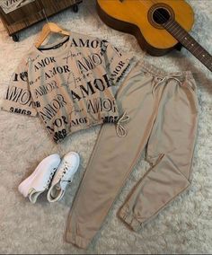 Stylish Jeans Outfit, Fashion Top Outfits, Cute Dress Outfits, Korean Casual Outfits, Trendy Fashion Tops, Quick Outfits, Designer Dresses Casual, Fashionista Clothes, Easy Trendy Outfits