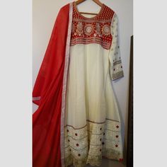 Beautiful White Ivory And Red Anarkali Dress Chudidar Size 40 Medium Brand New Great For Parties And Casual Wear Long Sleeve Georgette Cream Anarkali Dress With Pallu, Off White Dress With Pallu For Diwali, Cream Cutdana Dress For Festivals, Transitional White Dress With Zari Work, Traditional Cream Saree Dress, Traditional Off White Dress With Pallu, Cream Pallu Dress For Diwali, Festive Off White Pallu Dress, Festive Cream Anarkali Set Maxi Length