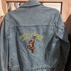 Vintage Tigger Disney Jean Jacket Size M. 100% Cotton Disney Long Sleeve Fall Outerwear, Disney Style Long Sleeve Fall Outerwear, Fall Disney Long Sleeve Outerwear, Disney Jean Jacket, Tigger Disney, Disney Jacket, Coats Vintage, 22nd Birthday, Disney Fashion