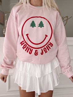 Christmas Sweatshirt Ideas, Preppy Christmas Outfit, Smiley Face Sweatshirt, Sassy Shortcake, Preppy Sweatshirts, Pink Crew Neck, Cute Christmas Outfits, Preppy Christmas, Cute Christmas Shirts