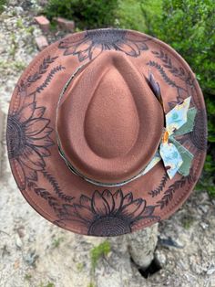 Hand burned sunflower hat. This beauty is perfect for your next concert, dinner date or any special occasion. It's simply stunning. Hats are one size fits all with a drawstring to adjust sizing. Concert Hat, Burned Hats, Diy Hat Rack, Cowboy Hat Design, Hat Burning, Custom Cowboy Hats, Sunflower Hat, Ladies Hat, Hat Wide Brim