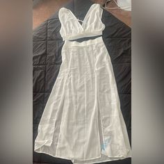 Brand New! Never Worn! Forgot To Take On Vacation! Stunning! Chic White V-neck Sets, Elegant V-neck Beach Set, White Two-piece Beach Sets, Elegant Two-piece Beach Set, Chic White Beach Sets, White Summer Set For Brunch, Summer White Two-piece Set, White Two-piece Summer Set, Chic White Sets For Vacation