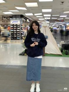 Ootd Sweater Oversize, Fall Maxi Skirt, 대학생 스타일, Ootd Sweater, Flowy Maxi Skirt, Simple Style Outfits, Fall Maxi