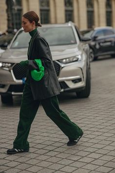 Aw Street Style 2024, Paris Fashion Week 2024, Street Styl, Pfw Street Style, Fashion Me Now, Style Parisienne, Street Outfits, Street Style Bags, Street Style Outfits Men