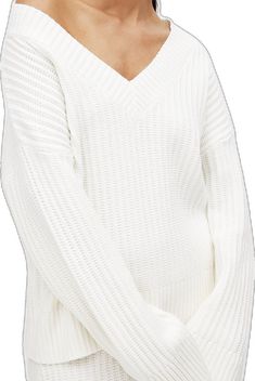 White Chunky Knit V-neck Sweater With Long Sleeves, White Long Sleeve V-neck Sweater With Ribbed Cuffs, Oversized Knitted Winter White Sweater, Oversized Knitted Sweater In Winter White, White V-neck Sweater With Ribbed Cuffs, Trendy Winter White V-neck Sweater, Trendy V-neck Sweater In Winter White, Trendy White V-neck Sweater For Winter, Casual White Chunky Knit V-neck Sweater