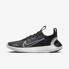 Experimente a liberdade absoluta com o Nike Free Run Next Nature Feminino. Projetado para quem busca leveza, flexibilidade e conforto em cada passo, esse tênis é perfeito para qualquer atividade. Feito com materiais sustentáveis ,ele não só cuida dos seus pés, mas também do meio ambiente. Com Nike Free Run Next Nature , você estará pronta para conquistar o mundo, seja nas corridas, academia ou onde sua jornada te levar. Sinta a diferença e faça cada corrida contar ! Nike Free Run, You Loose, Nike Free Runs, Light Weight Shoes, Free Running, Road Runner, Running Shoes Nike, Black Running Shoes