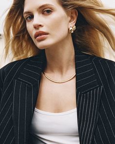 Die Merida Topaz Hoops sind ein funkelndes Update für deine Lieblingsohrringe. Alleine entfaltet das geschwungene Design dieser leichten Hoops seinen minimalistisch-modernen Look, während es in Kombination mit Earcuffs und Ohrsteckern ein starkes Statement setzt. Classic Yellow Gold Earrings For Work, Sleek Formal Drop Earrings Jewelry, Sleek Formal Drop Earrings, Sleek Drop Earrings For Formal Occasions, Minimalist Yellow Gold Hoop Earrings For Evening, Minimalist Jewelry For Work, Elegant Gold Earrings For Workwear, Elegant Gold Earrings For Work, Modern Yellow Gold Earrings For Workwear