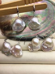 This pearl is genuine freshwater pearl, 100% real pearl quantity: 1 pair pearl luster: high+ pearl body: AAA- pearl shape: baroque pearl color: white,please look at picture pearl size: 17-20mmx19-22mm  Back to Other Jewelry Section 01: "Tahitian,Akoya,Sea Pearl" Section: https://www.etsy.com/shop/WenPearls?section_id=15806339 02: "Potato/Near Round Pearl" Section: https://www.etsy.com/shop/WenPearls?section_id=16378067 03: "Round Pearl" Section: https://www.etsy.com/shop/WenPearls?section_id=161 Leather Pearl Jewelry, Pearl Dangle Earrings, Big Pearl, Pearl Leather, Sea Pearl, Real Pearls, Keshi Pearls, Natural Pearl, Pearl Earrings Dangle