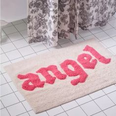 a bathroom rug with the word peppa on it