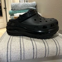 Never Worn Shoes Crocs, Crocs Black, Platform Clogs, Women's Crocs, Jelly Shoes, Walker Boots, Crocs Shoes, Rain And Snow Boots, Sneaker Shopping