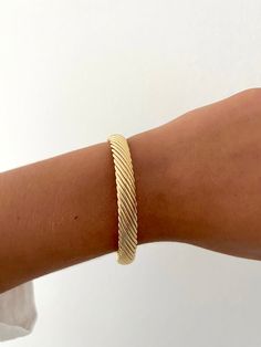 Trend Jewelry, Gold Water, Gold Cuffs, Bling Jewelry, Jewelry Trends, Jewelry Care, Cuff Bracelet, Jewelry Accessories, Ruby