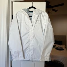 Columbia Women’s Rain Jacket White Small - Never Worn White Winter Windbreaker For Work, White Windbreaker For Workwear In Winter, Classic White Hooded Outerwear, Classic White Outerwear For Outdoor, Classic White Outdoor Outerwear, Rain Jacket Women, Rain Coat, Columbia Jacket, Columbia Jackets