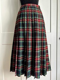 Vintage plaid skirt Made of wool and polyester, the lining is acetate. The skirt fastens with a zipper on the side. You can also put a belt on it. It's a midi dress, perfect for autumn and winter days. Looks incredible with high boots. The tag says it's a size 40, but to be sure, check the exact measurements:  Waist circumference: 78 cm / 31 in Length: 78 cm / 31 in All items are measured flat. The colors of the actual items can vary slightly from the colors in the images. The skirt is in great vintage condition. **Vintage items may have minor flaws due to pre-loved wear and or age. If it is so, we always describe it in a listing.** Harris Tweed Jacket, Christmas Skirt, Vintage Plaid, Harris Tweed, Plaid Skirts, Green Skirt, Vintage Wool, Wool Jacket, Dress With Cardigan