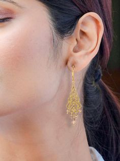 Estos increíblemente bonitos aretes colgantes de filigrana de vidrio ámbar son una adición impresionante a cualquier colección de joyas. Las cuentas de vidrio ámbar facetadas combinan perfectamente con la hermosa filigrana chapada en oro y los cierres de palanca para un ajuste seguro y una apariencia lujosa. 
Hermosas cuentas de vidrio de color ámbar y blanco. 
Filigrana bañada en oro.
Alambre chapado en oro y respaldos de palanca.
2,75 pulgadas de largo.
Estos aretes son perfectos para cualquier ocasión, desde una salida nocturna hasta un evento especial. El diseño único y las hermosas cuentas de vidrio ámbar te harán destacar entre la multitud. Agregue un toque de elegancia y romance a su look con estos aretes colgantes de filigrana de vidrio ámbar.
Todos los artículos en liquidación son