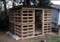 a building made out of wooden pallets in the yard