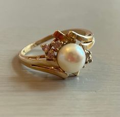 1970s 14Kt Gold Vintage ladies Ring, Diamond and Pearl ring with Yellow Gold band, Natural Pearl Statement Ring. As-is condition.  Videos are available upon request. Please feel free to contact us with any questions, or requests for additional images. All reasonable offers are considered. ITEM INFORMATION Metal: 14Kt Metal Color: Yellow gold Finish: Polished Item Weight: 2.85 grams Pearl: 6.5mm Ring Size: 6.5 Ladies Ring Diamond, Amethyst Jewelry Ring, Diamond And Pearl Ring, Ladies Gold Rings, Gemstone Rings Vintage, Pearl And Diamond Ring, Amethyst Jewelry, Platinum Ring, Gold Pearl