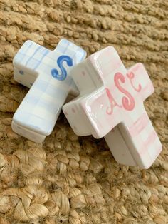 two cross shaped salt and pepper shakers sitting on top of a carpeted floor