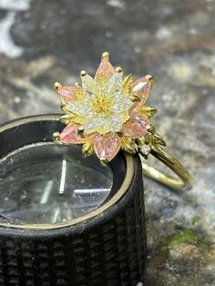 Hallo, der lang ersehnte zweifarbige Ring ist jetzt bei dir. Es reicht aus, die gewünschten Steine im Abschnitt Personalisierung anzugeben Beispiel: die äußeren Steine sind rosa, die inneren Steine sind weiß das kannst du angeben Material: 925 Silber und 585 Gold, mit Optionen für 750 Gold und Echtgold. Zustand: Neuware Finish: Poliert Geben Sie im Abschnitt für die gewünschte Anpassung die Auswahl an Horoskopsteinen wie Amethyst, Smaragd, Citrin, Saphir, Rosaquarz, Aquamarin und Rubin an. Lotus Lotus Flower Meaning, Lotus Flower Ring, Special Engagement Ring, Lotus Ring, Lotus Flower Design, Gift For Love, Sanya, Proposal Gifts, Unique Ring